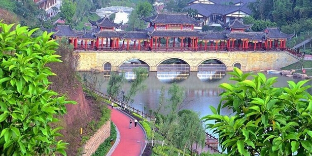 雨后放晴的鼎山公园